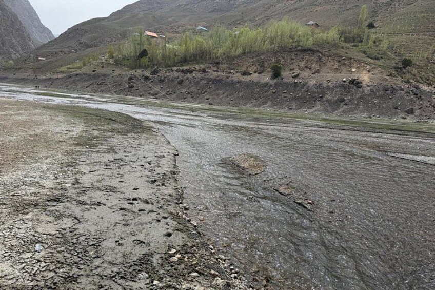 Un lit de rivière caractérisé par un terrain rocheux et une végétation clairsemée. 5