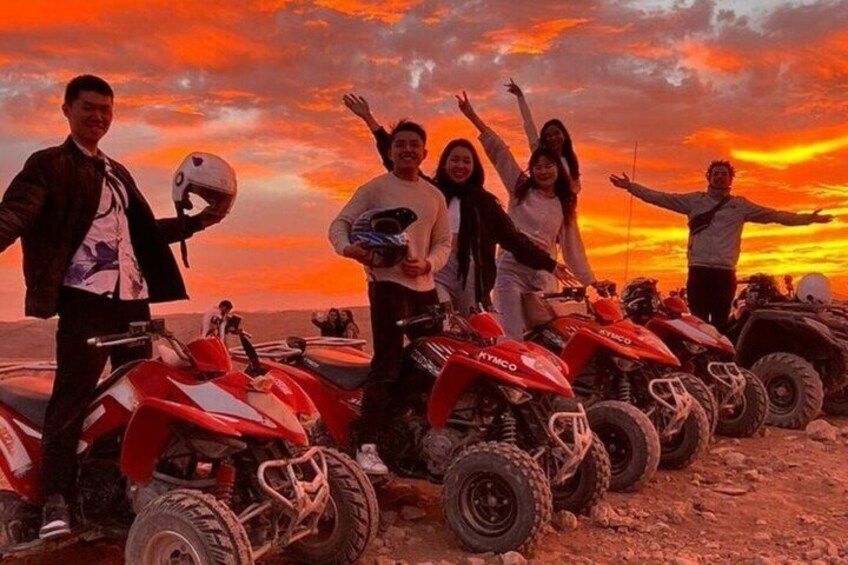 Un groupe de personnes conduisant des quads au coucher du soleil. 4