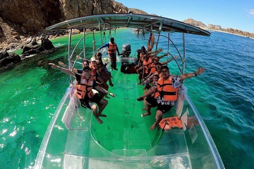 Un groupe de personnes se trouve sur un bateau, naviguant dans une eau turquoise et limpide, et elles portent toutes des gilets de sauvetage. 5