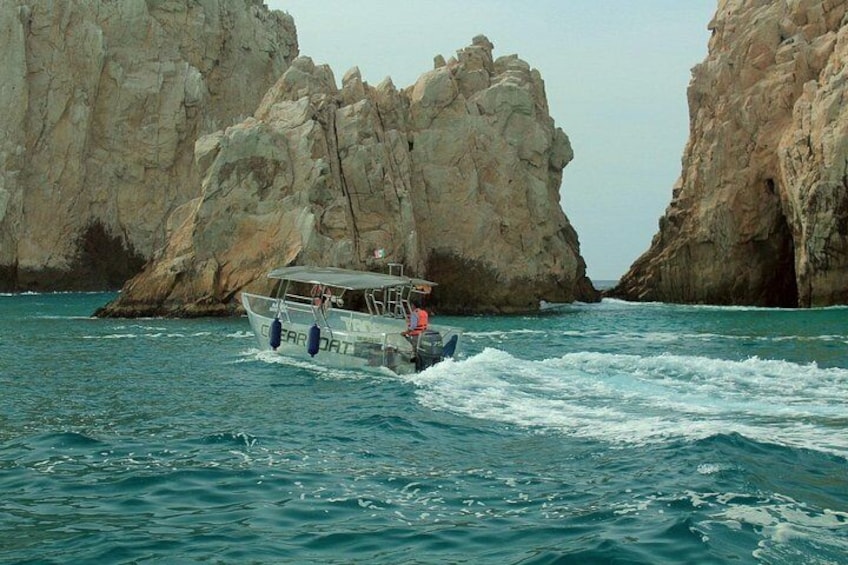 Un bateau navigue dans un détroit étroit, entre de hautes falaises rocheuses. 2