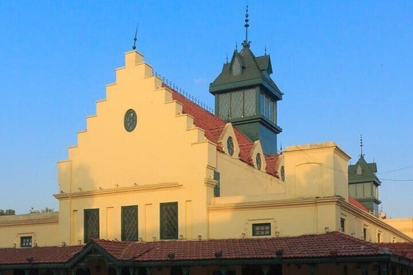 En kyrka med en karakteristisk gul fasad och ett rött tegeltak. 5