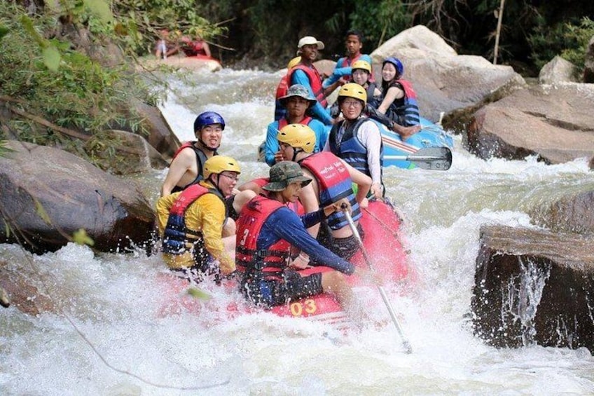 Un grupo de personas haciendo rafting en un río con rápidos. 4