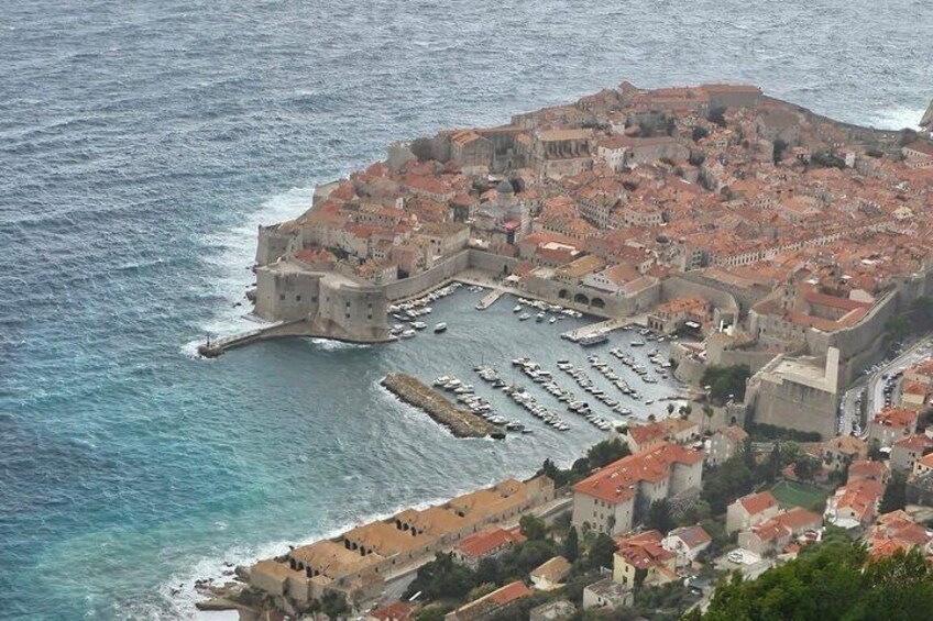Une ville côtière dotée d’une structure fortifiée, d’un port de plaisance et d’un port. 2
