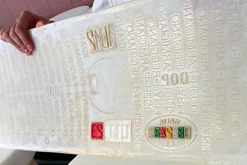 Ein Dokument mit geprägtem Text und Symbolen, einschließlich eines roten Stempels und eines kreisförmigen Siegels. 4