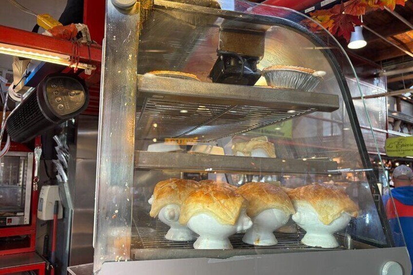 Ett skyltfönster i ett bageri med bakverk. 5