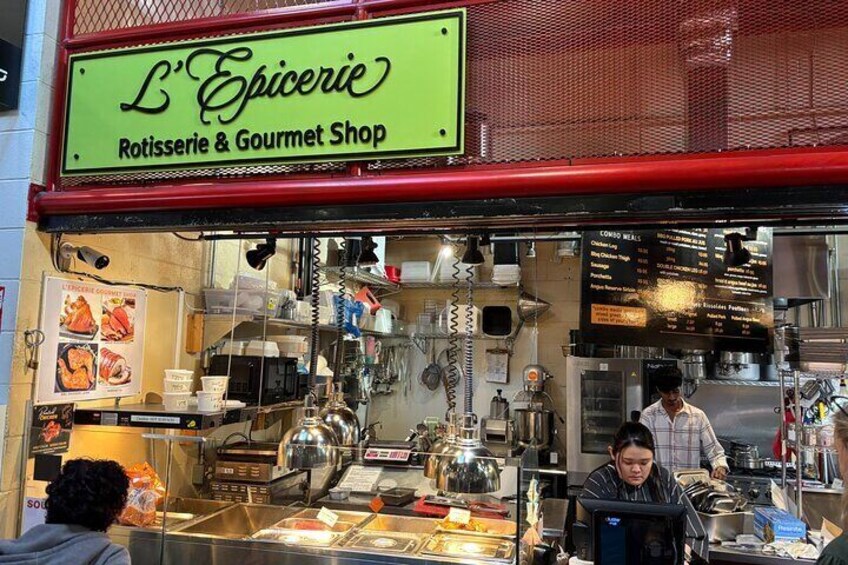 En butik som säljer grillat kött och delikatesser, med en skylt som lyder ”L’Epicierie”. 3