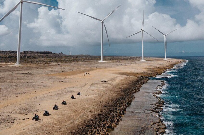 Windmolens, een strand en de oceaan. 4