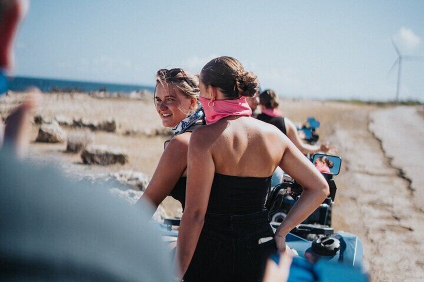 Des personnes sur une plage, près d’un buggy de plage. 3