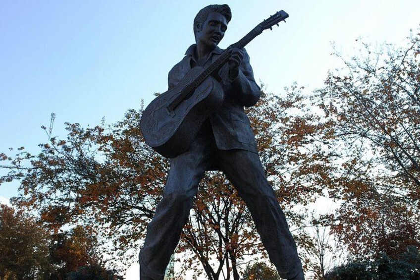 Elvis statue 1