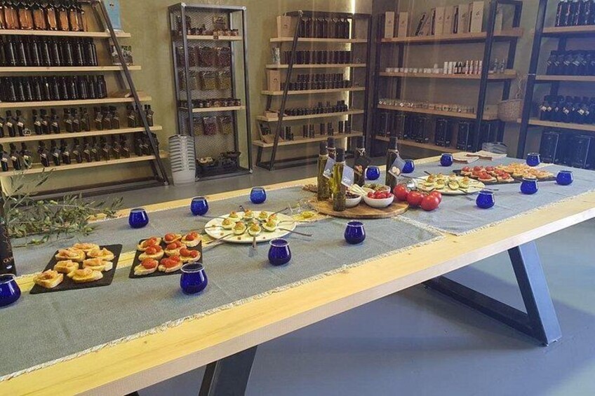 Une table avec divers produits alimentaires et des bouteilles dans un magasin. 3