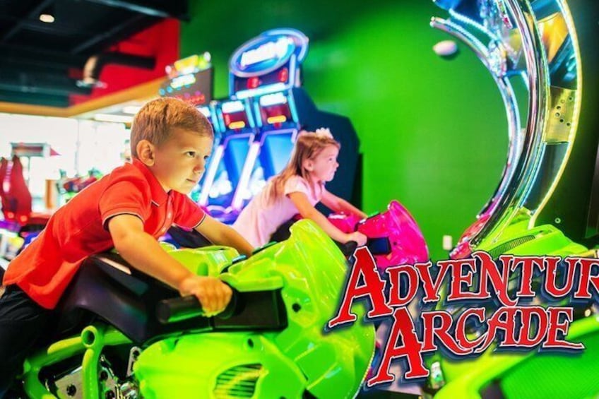 Niños jugando juegos de arcade. 3