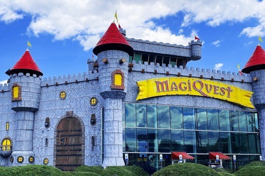 Un edificio de estilo castillo con un letrero que dice 'MAGIQVEST'. 2
