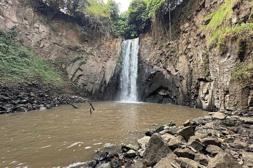 Una cascada, terreno rocoso y una masa de agua. 2