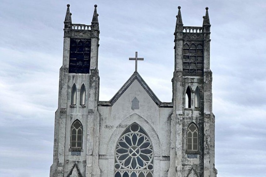 Une église de style gothique, dotée de deux tours, d’une grande rosace et d’une croix au sommet. 5