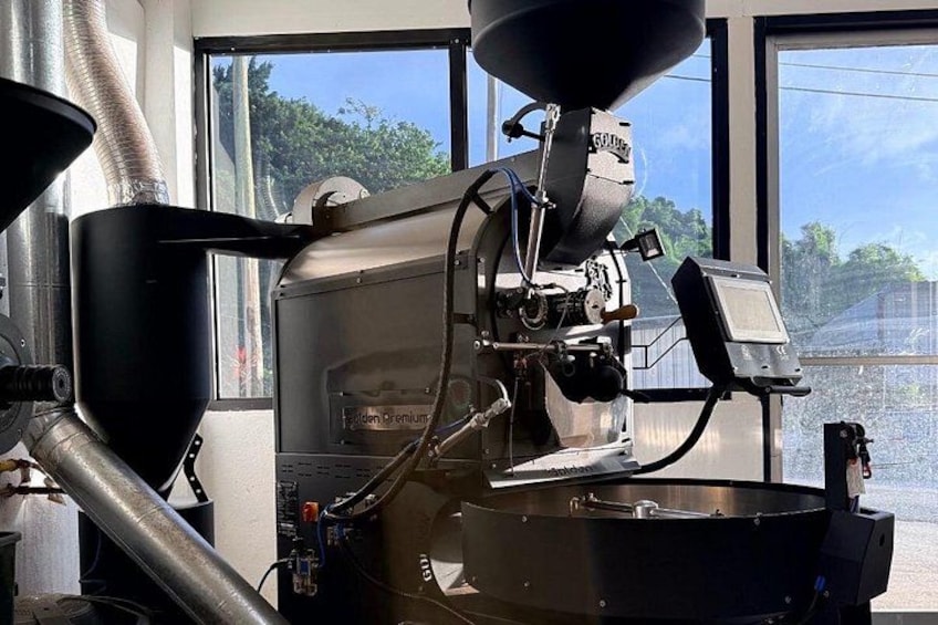 Een koffiebrander met een digitaal scherm, een trechter en een grote brandkamer. 4