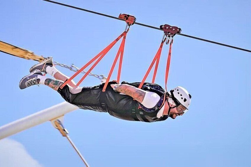 Una persona haciendo bungee jumping con arneses de seguridad y un casco. 5