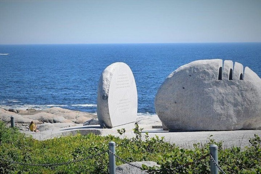 Zwei große weiße Felsformationen am Meer unter wolkenlosem Himmel. 5