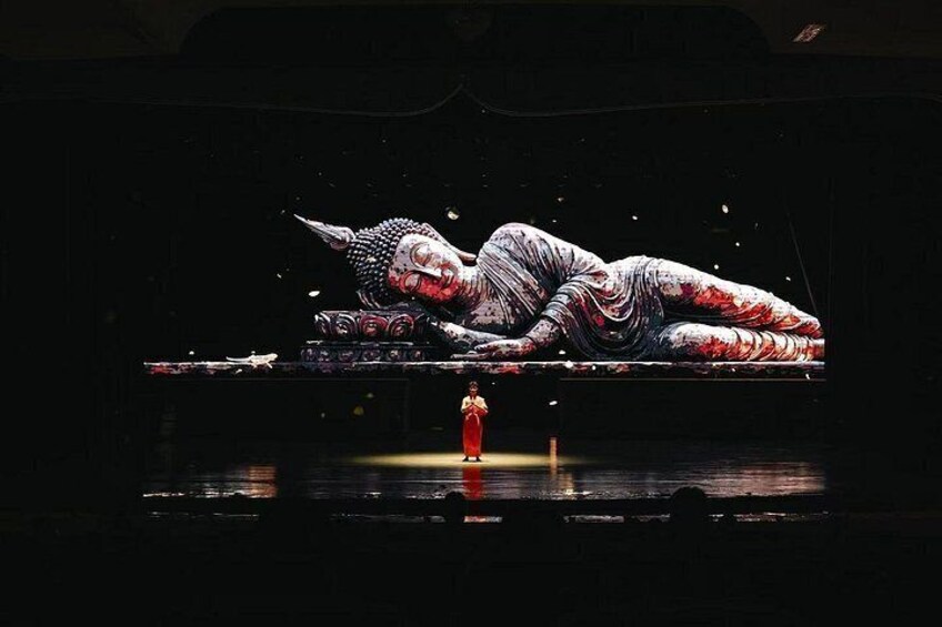 Un escenario con una escultura grande y realista de una criatura. 5