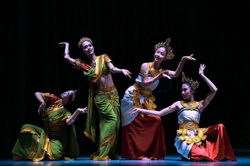 Un groupe de danseurs, vêtus de costumes traditionnels, se produit sur scène. 5