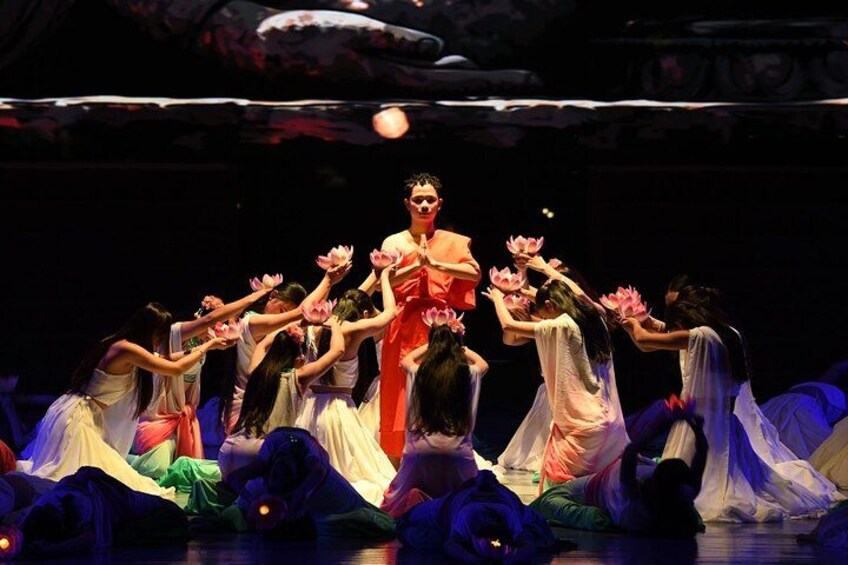 Un groupe de danseurs interprétant une chorégraphie, avec un danseur au centre et les autres répartis autour de lui. 4