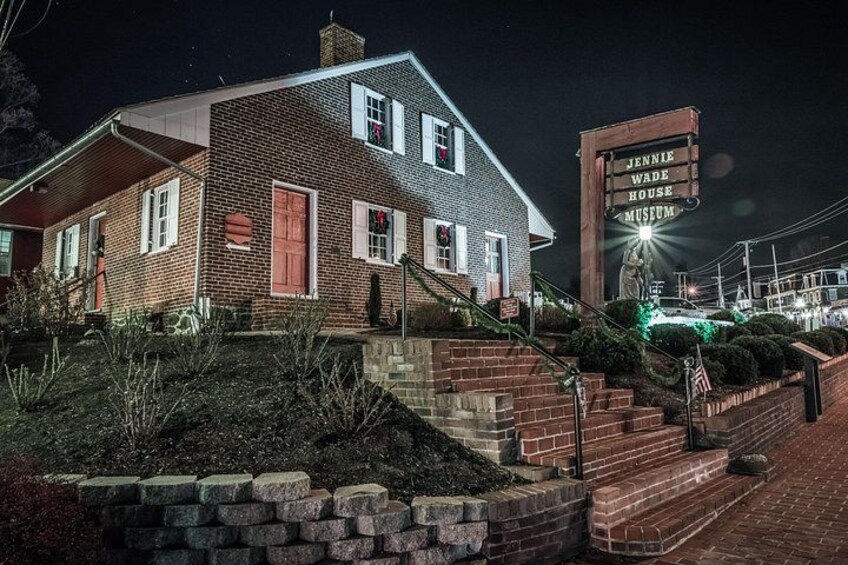 The spirits are waiting—both in your glass and beyond! Join our Haunted Pub Crawl in Gettysburg for an unforgettable night. 2