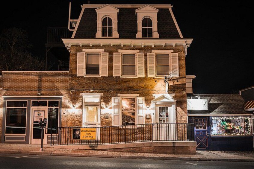 Raise a glass with the ghosts of Gettysburg on this spirited pub crawl! 2