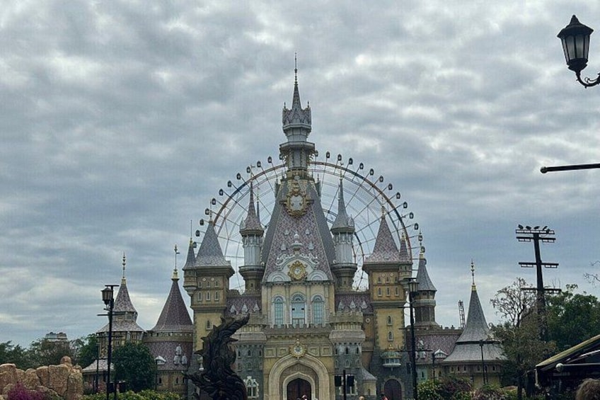 Un edificio grande y ornamentado con una noria destacada al fondo. 2