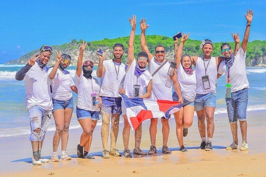 Un grupo de personas en una playa con olas de fondo. 2