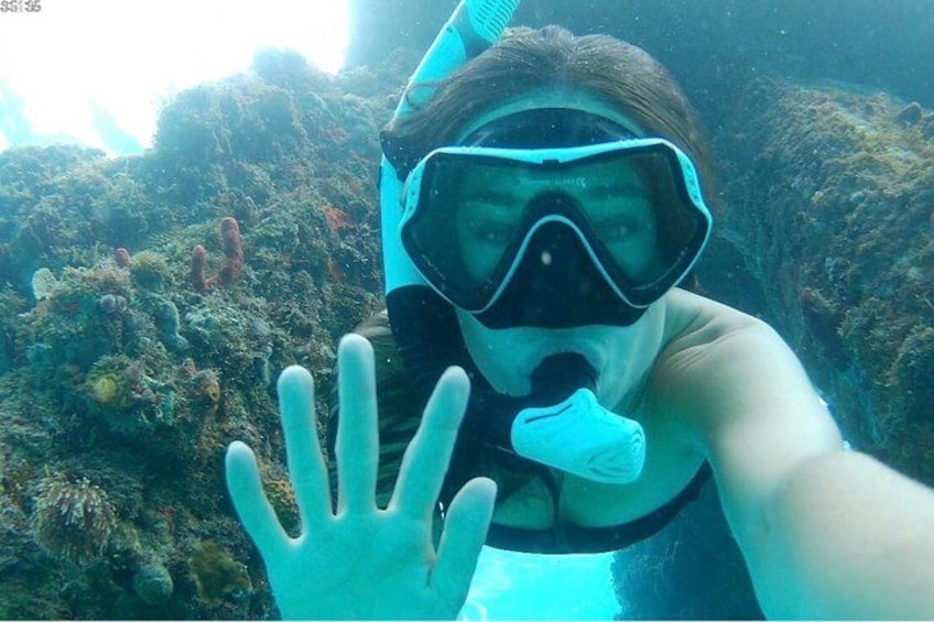 En person snorkler under vandet med armen strakt fremad. 5