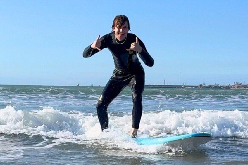 Una persona surfeando una ola en el océano. 5