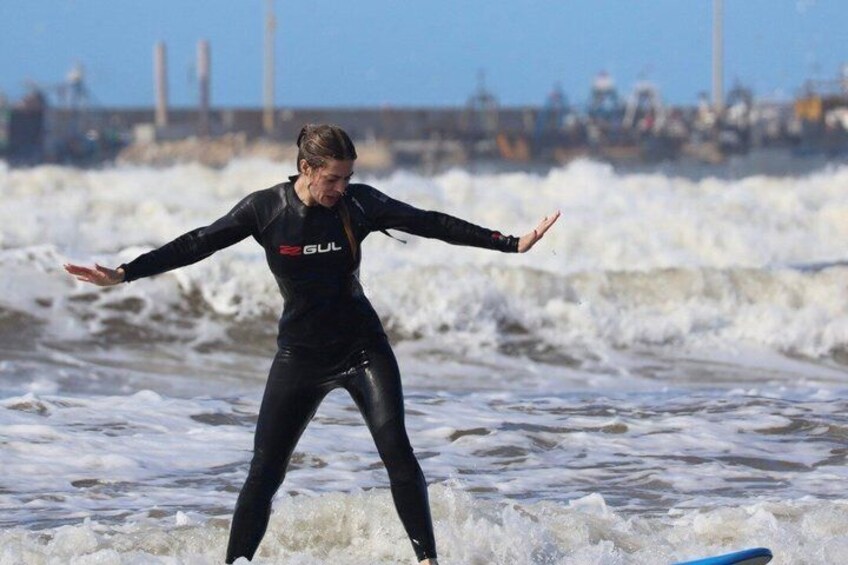 Una persona con traje de neopreno surfeando una ola. 3
