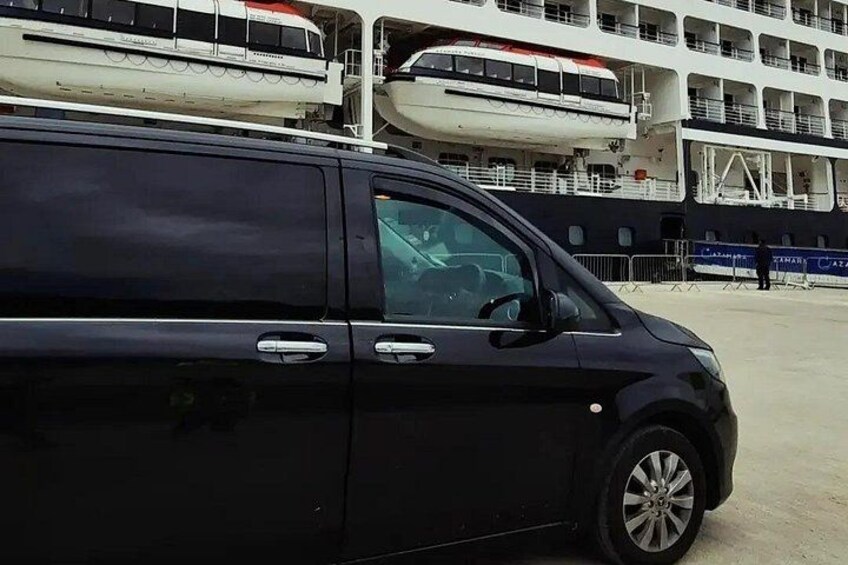 Un fourgon noir était garé devant le terminal des navires de croisière. 3
