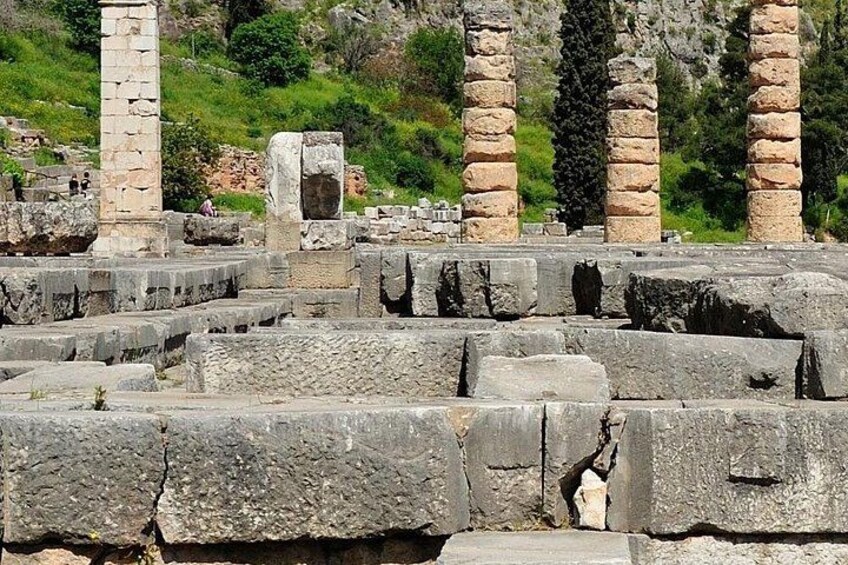 Antiguas ruinas de piedra con columnas y bloques de cantera. 5
