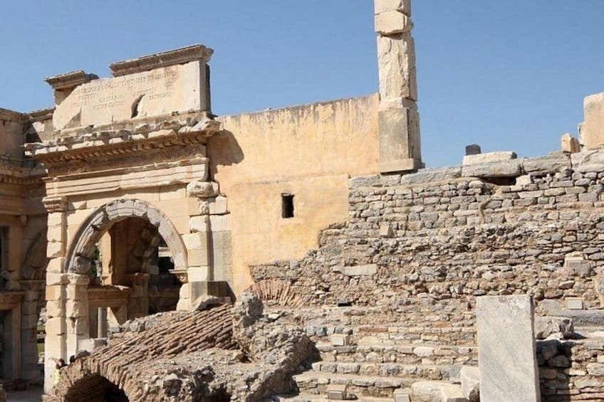 Ruinas antiguas con arcos y columnas de piedra. 3