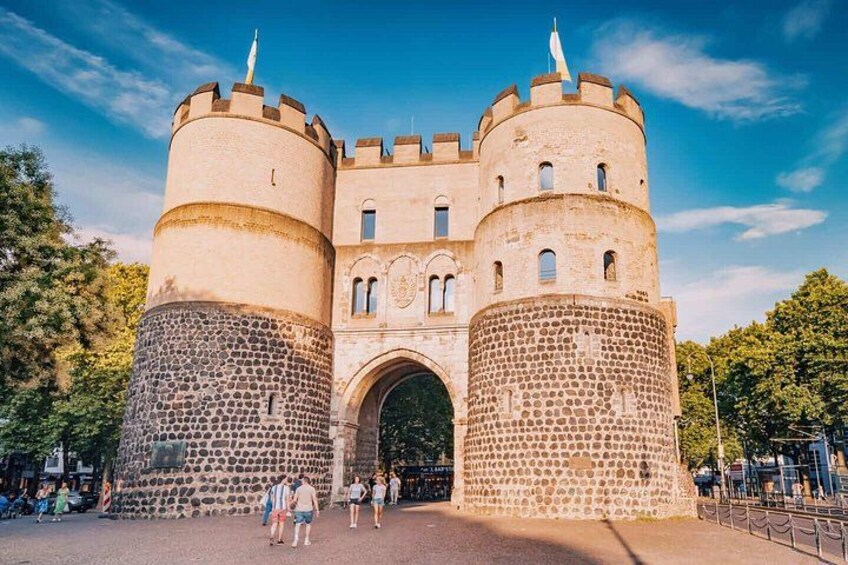 Un castello storico con due grandi torri e un ingresso centrale. 5