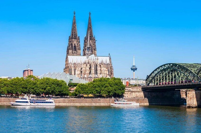 Un duomo con due guglie, un ponte e un corpo d'acqua. 1