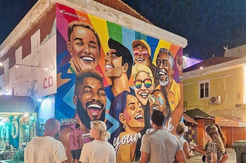 Un murale raffigura persone e il testo 'C.D.' 4