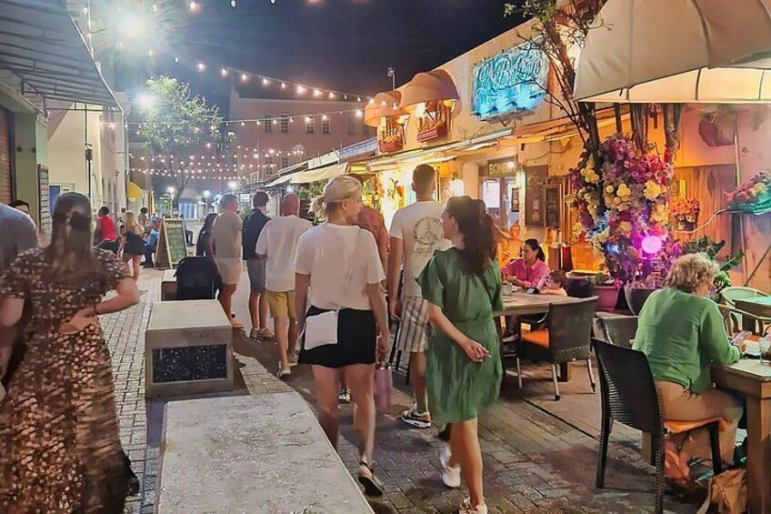 Strolling through the charming streets of Punda by night — colorful lights, lively music, and the unmistakable Caribbean vibe of Willemstad. 2