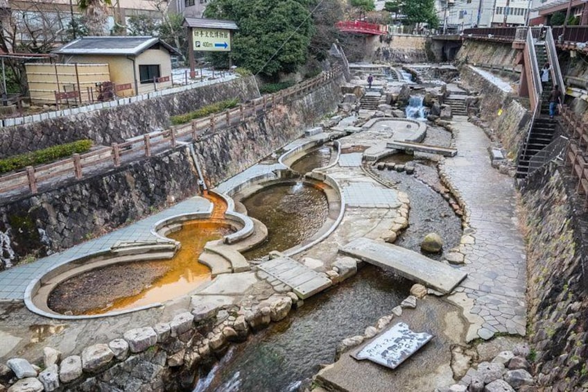 Un onsen japonais traditionnel, avec des bains en pierre et un canal d’eau courante. 3