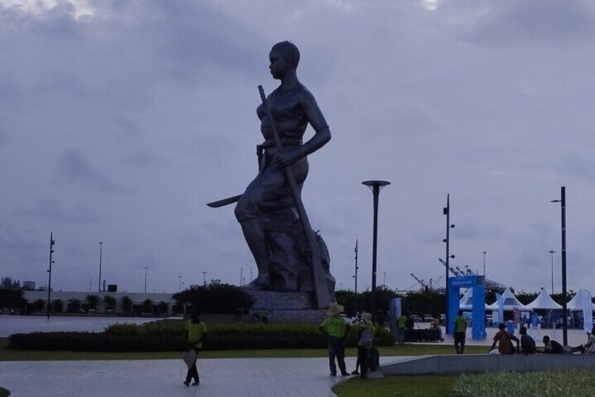 Un'imponente statua di una donna che regge una spada in una piazza pubblica. 5