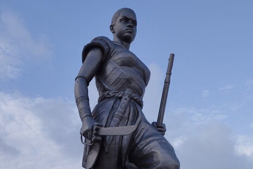 Una statua raffigura un guerriero con spada e scudo. 1
