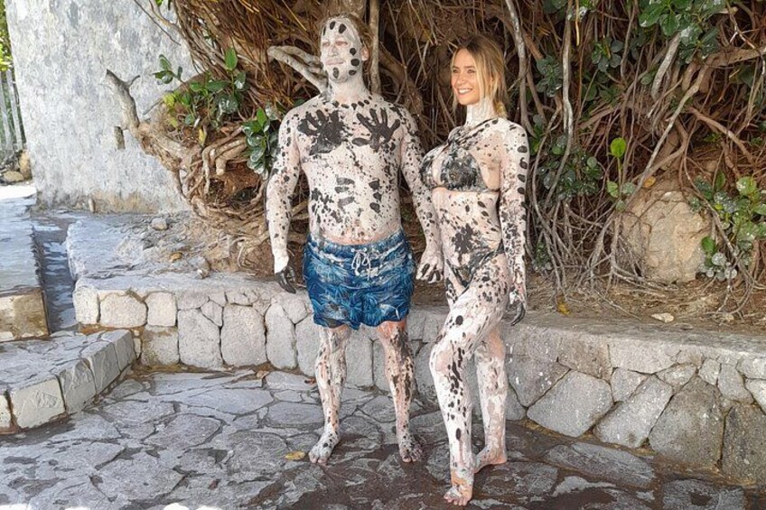 Twee personen in een natuurlijke omgeving, met een pad van stenen en begroeiing. 5