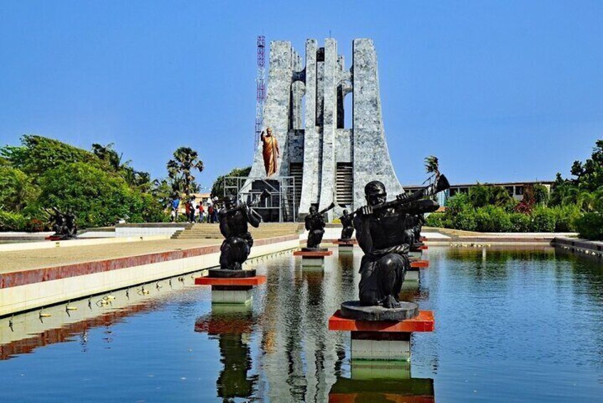 Un monumento con estatuas y un estanque reflectante. 1