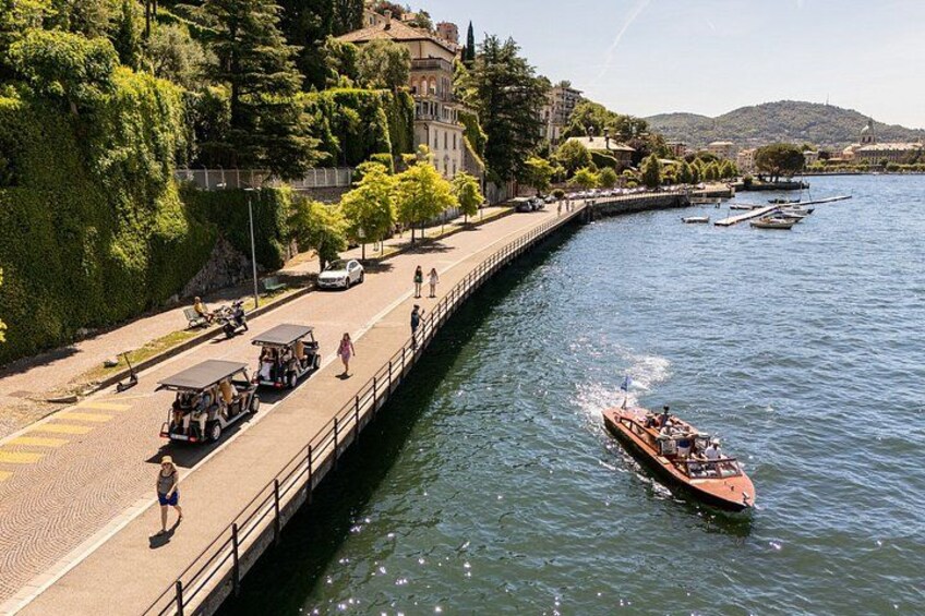 Un río con una barca, una pasarela peatonal y edificios a lo largo de la ribera. 2