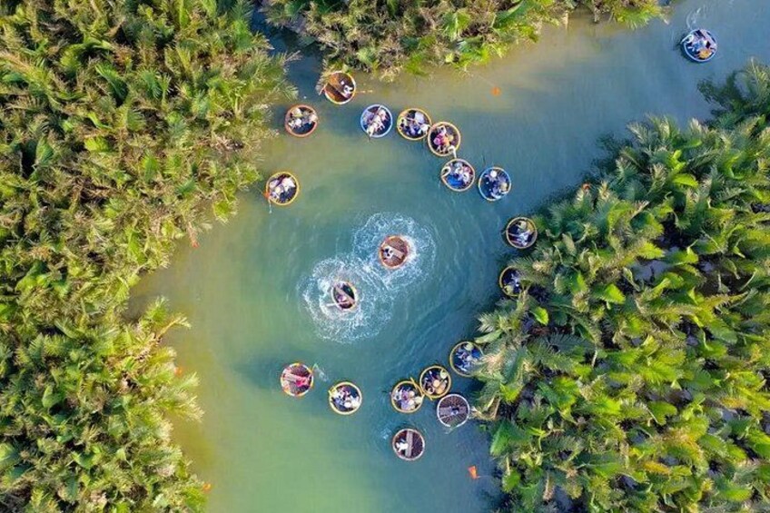 Både i en cirkel på en flod, omgivet af frodig vegetation. 2