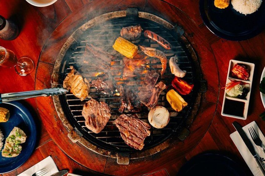 Un grill circulaire sur lequel on fait cuire différentes sortes de viande et de légumes. 5