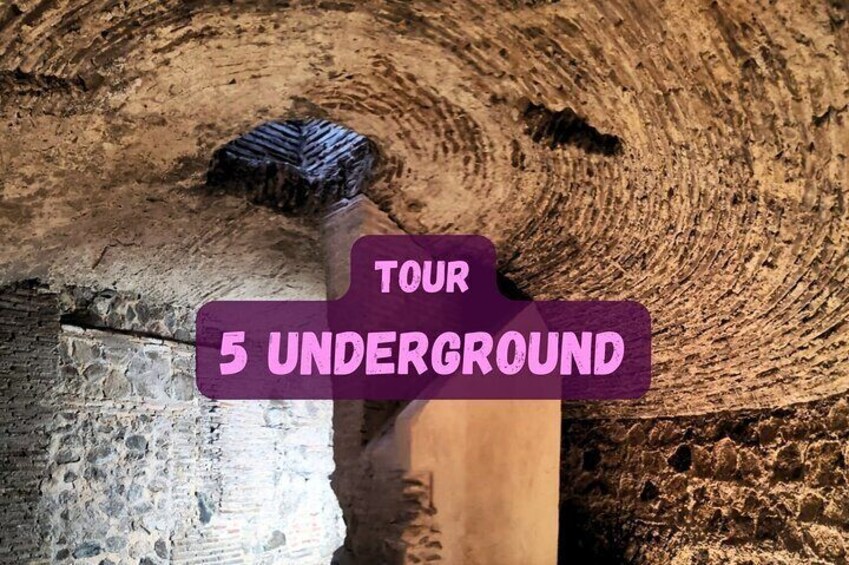 Ein unterirdischer Tunnel mit einem Holzpfosten und einem Metallgeländer. 1