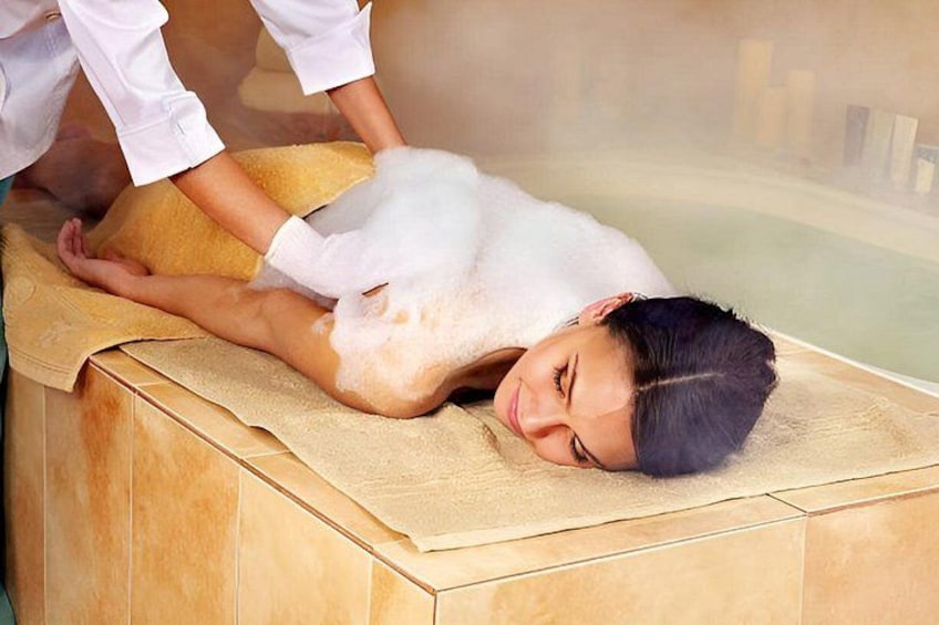 Iemand ontvangt een massage in een sauna. 2