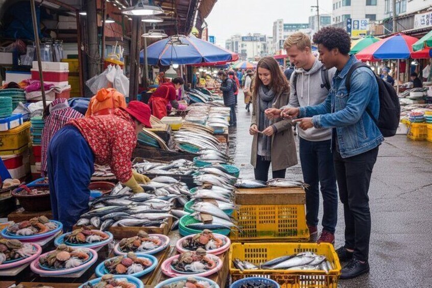 Un mercado de pescado animado, con vendedores ofreciendo mariscos bajo coloridas sombrillas. 2