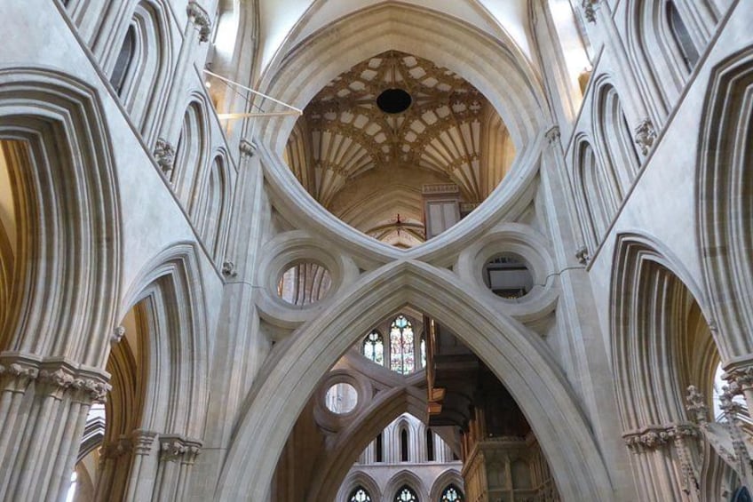 Interno di una cattedrale caratterizzato da archi a sesto acuto, volte a crociera e un'ampia finestra circolare. 5